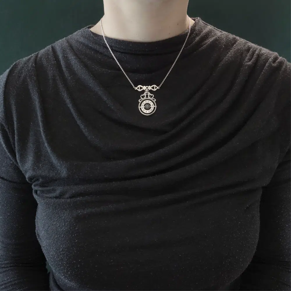 Collier sphère armillaire et arabesques avec axe tournant autour d'une perle de labradorite en argent massif made in France porté | Res Mirum