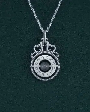 Mini pendentif dans l'esprit des retourneurs de temps avec pierre de labradorite au centre en argent massif fait en France. Vue de face | Res Mirum