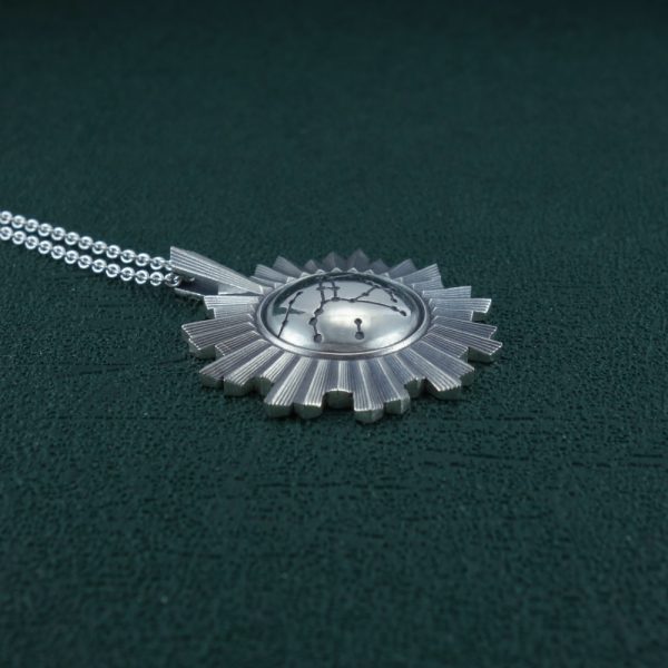 Pendentif miroir de sorcière avec gravure de la constellation de la Grande Ourse au centre en argent massif de fabrication artisanale. Vue de côté 1 | Res Mirum