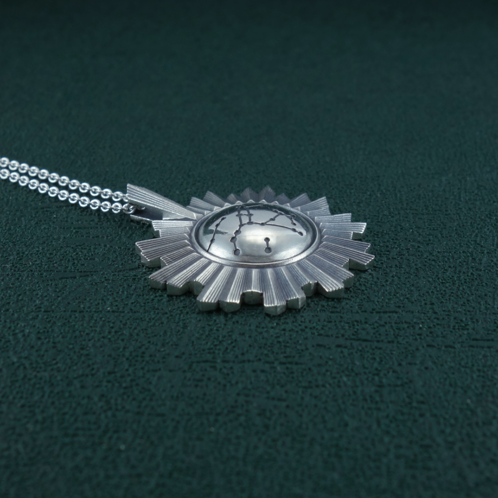 Pendentif miroir de sorcière avec gravure de la constellation de la Grande Ourse au centre en argent massif de fabrication artisanale. Vue de côté 1 | Res Mirum