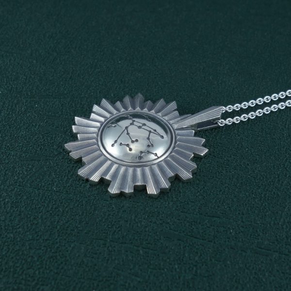 Pendentif miroir de sorcière avec gravure de la constellation de la Grande Ourse au centre en argent massif de fabrication artisanale. Vue de côté 2 | Res Mirum