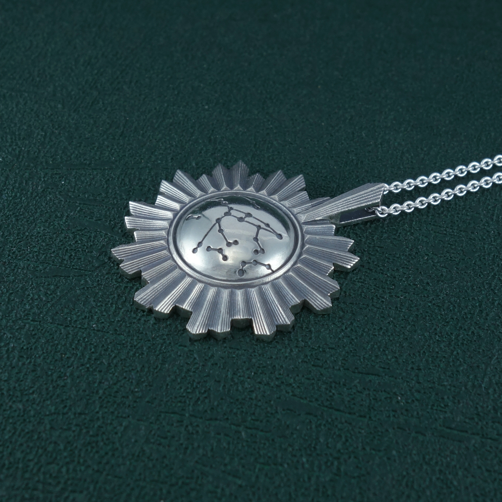 Pendentif miroir de sorcière avec gravure de la constellation de la Grande Ourse au centre en argent massif de fabrication artisanale. Vue de côté 2 | Res Mirum