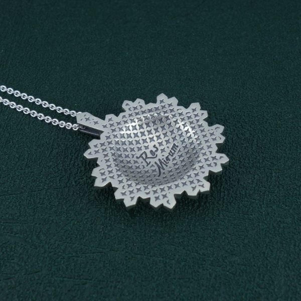 Pendentif miroir de sorcière avec gravure de la constellation de la Grande Ourse au centre en argent massif de fabrication artisanale. Vue de côté dos | Res Mirum