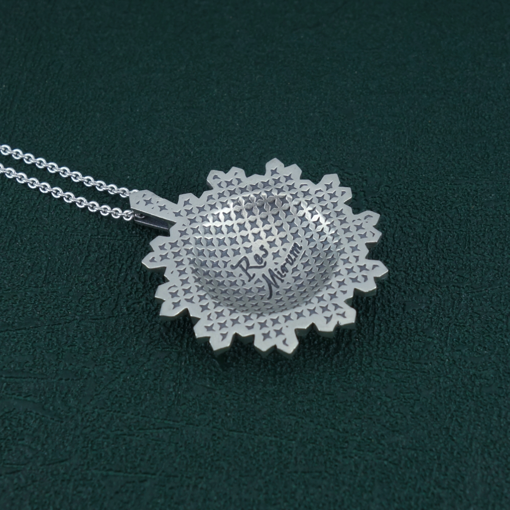 Pendentif miroir de sorcière avec gravure de la constellation de la Grande Ourse au centre en argent massif de fabrication artisanale. Vue de côté dos | Res Mirum