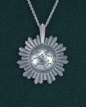 Pendentif miroir de sorcière avec gravure de la constellation de la Grande Ourse au centre en argent massif de fabrication artisanale. Vue de face | Res Mirum