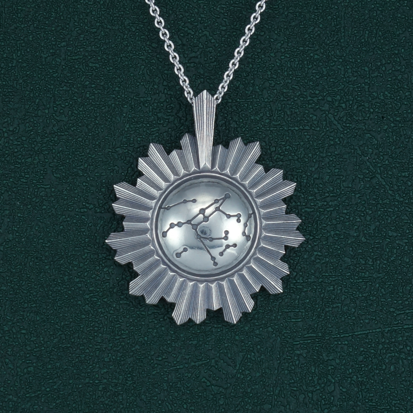 Pendentif miroir de sorcière avec gravure de la constellation de la Grande Ourse au centre en argent massif de fabrication artisanale. Vue de face | Res Mirum