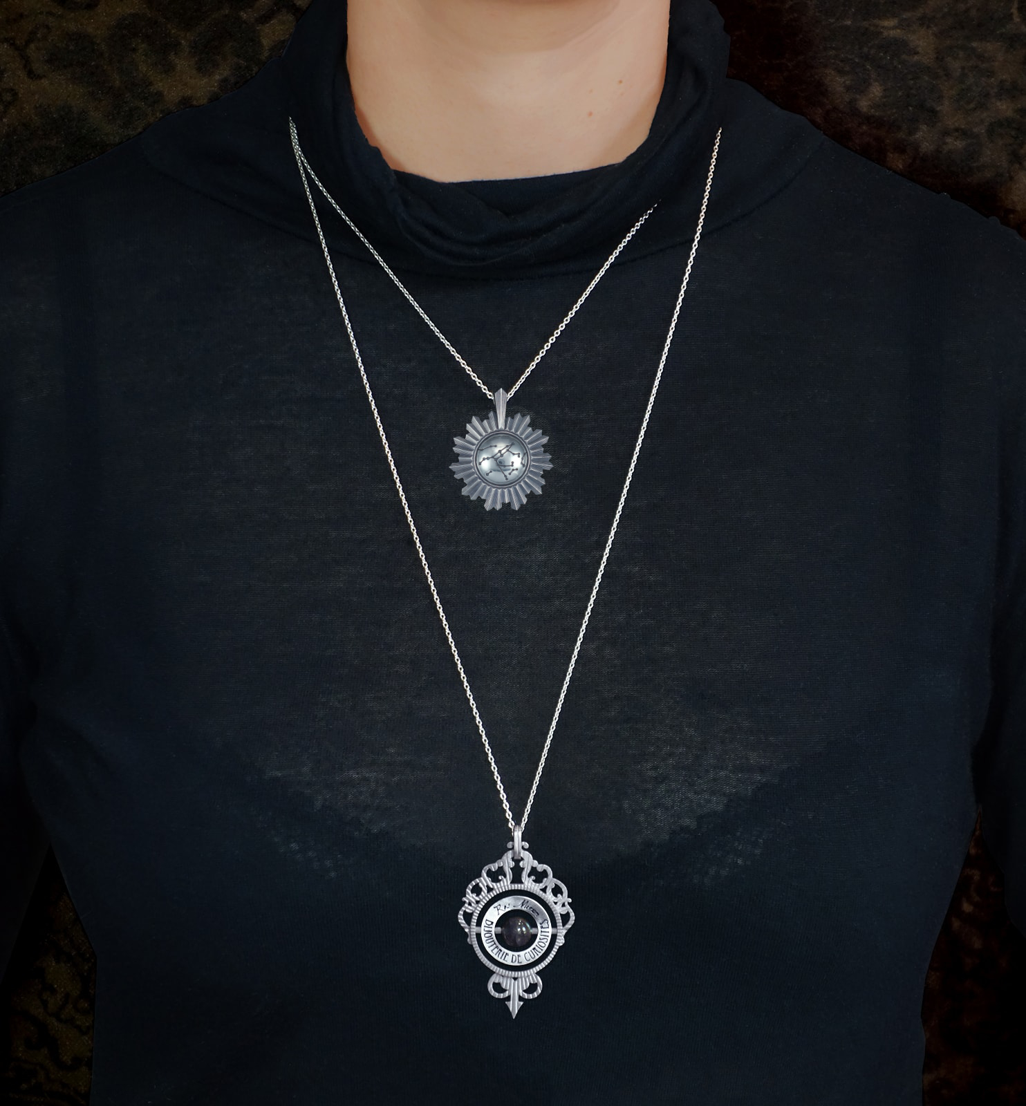 Pendentif miroir de sorcière avec gravure de la constellation de la Grande Ourse au centre en argent massif de fabrication artisanale. porté | Res Mirum