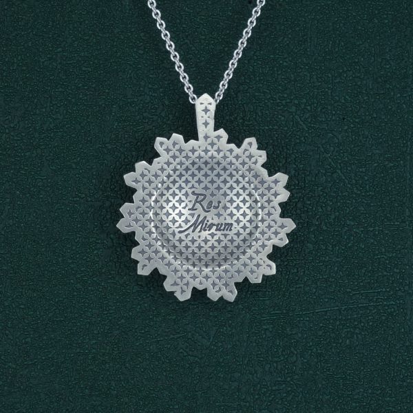 Pendentif miroir de sorcière avec gravure de la constellation de la Grande Ourse au centre en argent massif de fabrication artisanale. Vue de dos | Res Mirum