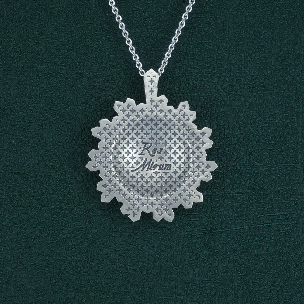 Pendentif miroir de sorcière avec gravure de la constellation de la Grande Ourse au centre en argent massif de fabrication artisanale. Vue de dos | Res Mirum