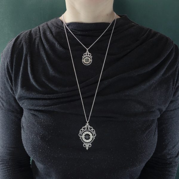 Pendentifs dans l'esprit des retourneurs de temps avec pierre de labradorite au centre en argent massif fait en France petit modèle sur chaine courte 45 cm et grand modèle sur chaine sautoir 70 cm portés | Res Mirum