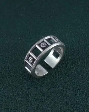 Anneau ou bague à motifs de fleurs et de découpes carrées inspirés des orangeries du roi à Versailles en argent. Debout | Res Mirum