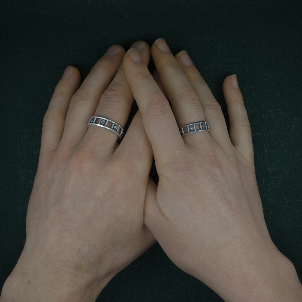 Anneau ou bague ajouré à motifs géométriques et florales inspirés des orangeries royales en argent fait main portée sur mains | Res Mirum