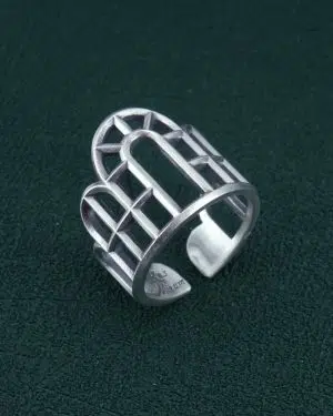 Bague inspirée de l'architecture des grandes serres de Louis XIv à Versailles en argent 925 de fabrication Française. Vue posée | Res Mirum