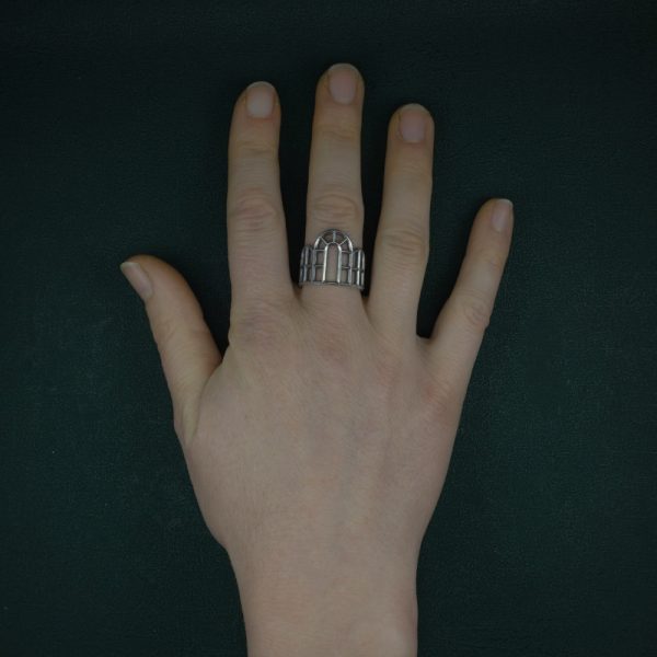 Bague inspirée de l'architecture des grandes serres de Louis XIv à Versailles en argent 925 de fabrication Française portée | Res Mirum