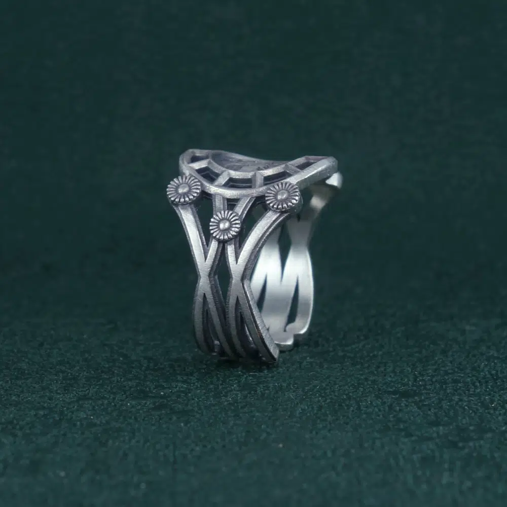Bague Mandragora officinarum façon planche botanique & corps inspiré de l’architecture des serres de la Renaissance. Vue de côté | Res Mirum