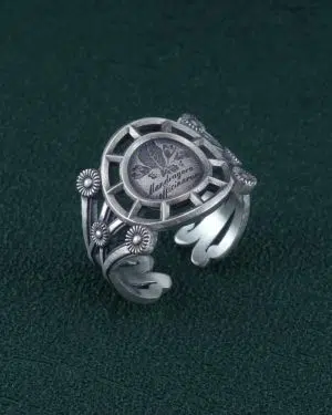 Bague Mandragora officinarum façon planche botanique & corps inspiré de l’architecture des serres de la Renaissance. Vue debout | Res Mirum