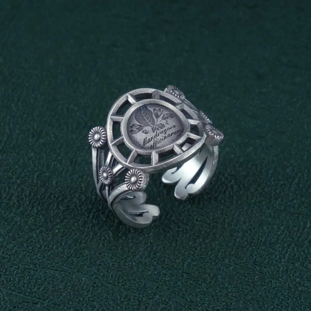 Bague Mandragora officinarum façon planche botanique & corps inspiré de l’architecture des serres de la Renaissance. Vue debout | Res Mirum