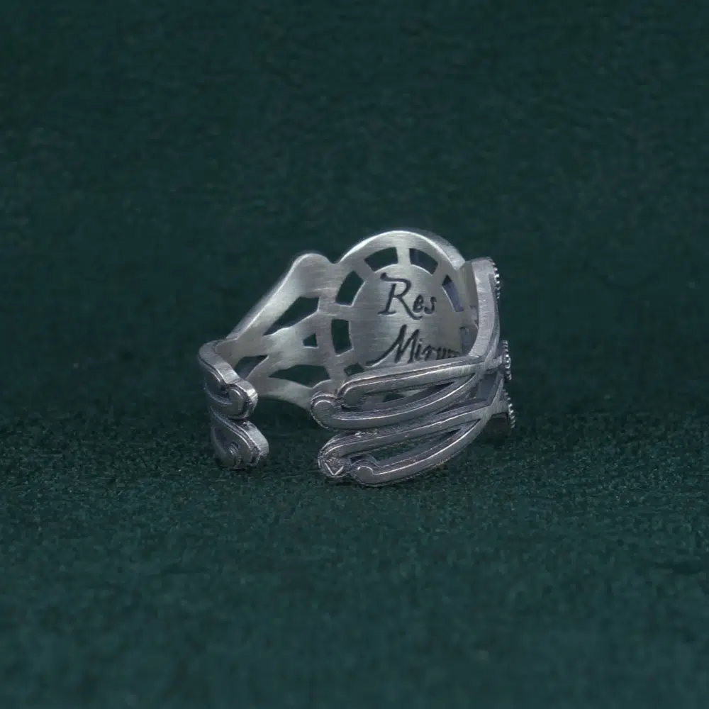 Bague Mandragora officinarum façon planche botanique & corps inspiré de l’architecture des serres de la Renaissance. Vue de dos | Res Mirum