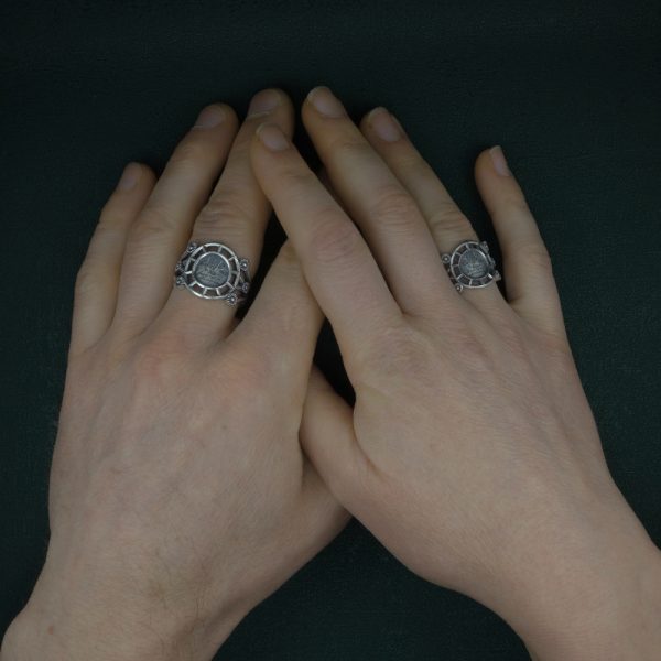 Bagues masculin/féminin aux motifs de mandragore, plante magique, corps inspirée d'une orangerie rétro en argent portée sur mains | Res Mirum