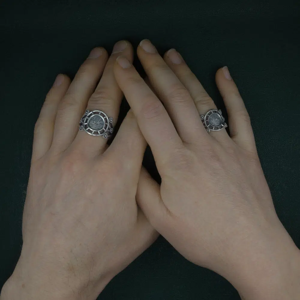 Bagues masculin/féminin aux motifs de mandragore, plante magique, corps inspirée d'une orangerie rétro en argent portée sur mains | Res Mirum