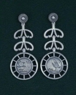 Boucles d'oreilles aux dessins de fruits, fleurs et feuilles de Belladone, esprit poison wicca et motifs d'architecture de serres botaniques en argent de fabrication artisanale. Vue de face | Res Mirum