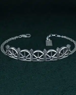 Bracelet à motifs architecturaux d'orangerie ancienne sur chaîne en argent massif fabriqué artisanalement. Vue de face | Res Mirum