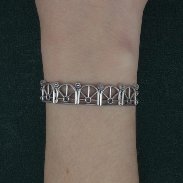 Bracelet à motifs architecturaux d'orangerie ancienne sur chaîne en argent massif fabriqué artisanalement porté sur poignet | Res Mirum