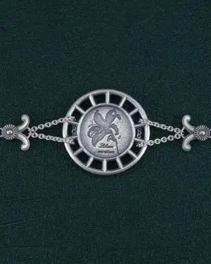 Bracelet rond à motif botanique de lys façon herbier dans un cadre d'inspiration architecture en argent de fabrication Française. Vue de face | Res Mirum