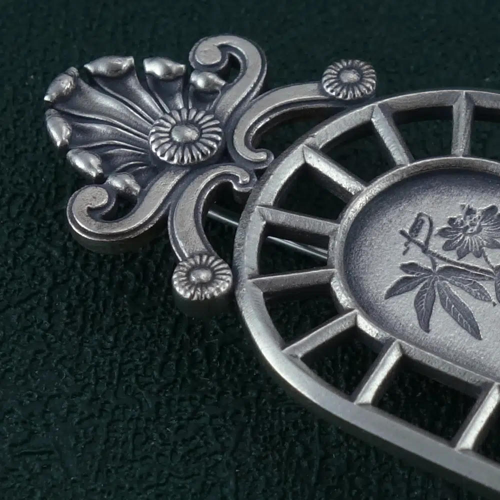 Broche passiflore façon dessin ancien dans un cadre façon serre ancienne en argent 925. Détail | Res Mirum