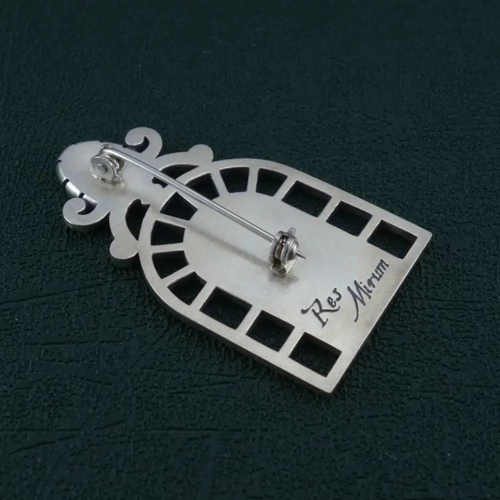 Broche passiflore façon dessin ancien dans un cadre façon serre ancienne en argent 925. Vue de dos | Res Mirum