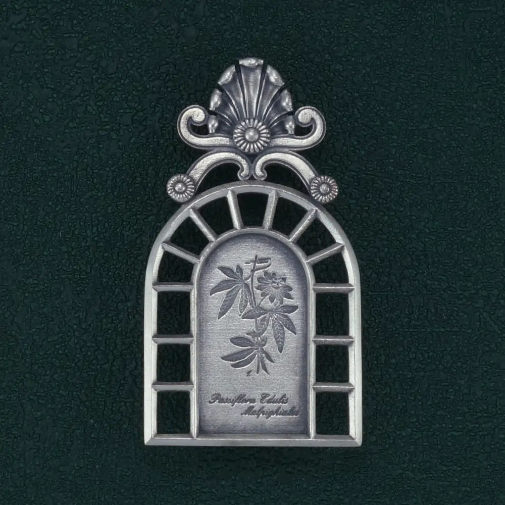 Broche passiflore façon dessin ancien dans un cadre façon serre ancienne en argent 925. Vue de face | Res Mirum