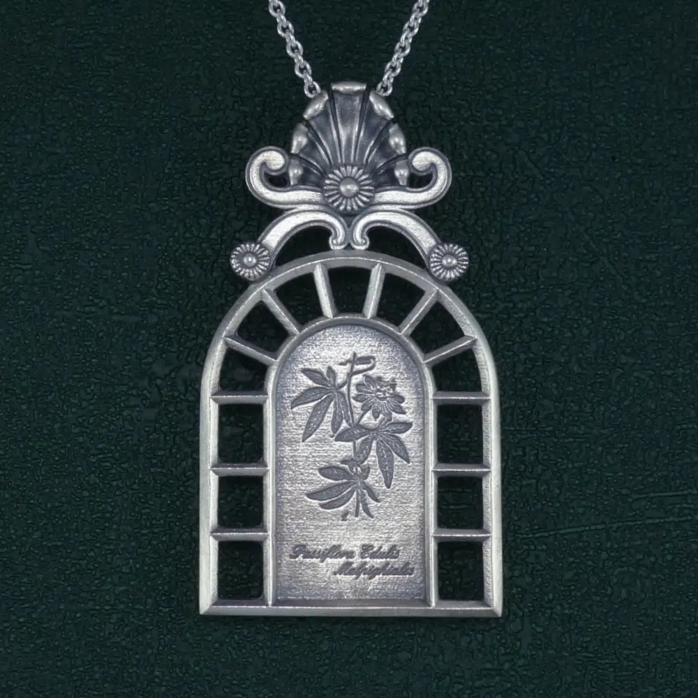 Pendentif fleur de la passion façon planche botanique ou herbier dans un cadre esprit orangerie. Vue de face | Res Mirum