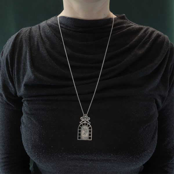 Pendentif fleur de la passion façon planche botanique ou herbier dans un cadre esprit orangerie porté | Res Mirum