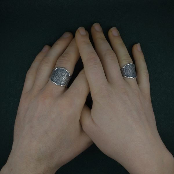 Bague anneau à motifs de fleurs de lys façon brocard ancien en argent fabriqué en France portée sur mains | Res Mirum