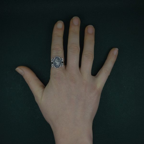 Bague rétro inspiré de la fleur de pivoine et d'un oiseau dans l'esprit Marie-Antoinette en argent fait artisanalement portée sur mains | Res Mirum