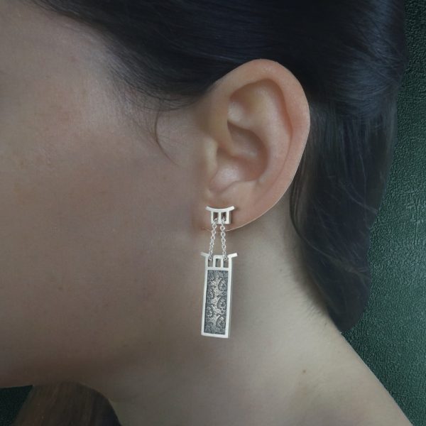 Boucles d'oreilles forme pagode et motifs d'acanthe dans l'esprit des boudoirs anciens made in France portées | Res Mirum