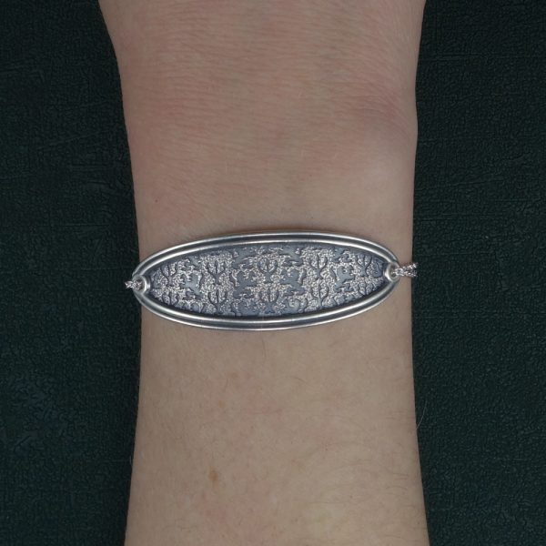 Bracelet à motifs de lions & de chandeliers d'inspiration lyonnaise fabriqué artisanalement en France porté sur poignet | Res Mirum