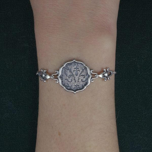 Bracelet rond à motifs de fleurs de lys et arabesques, en argent 925 fait main porté sur poignet | Res Mirum