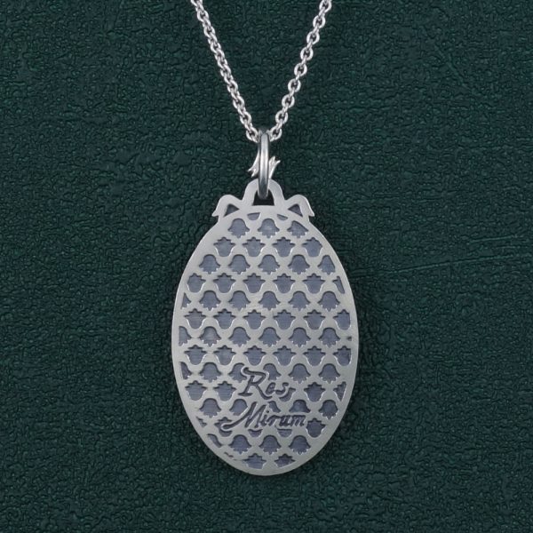 Pendentif ovale à motif de pivoines et d'oiseau dans l'esprit des boudoirs de Marie-Antoinette en argent 925 fabriqué en France vue de dos | Res Mirum