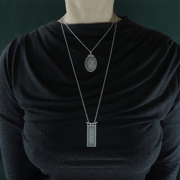 Pendentif ovale à motifs de pivoines & pendentif rectangle à motifs d'acanthe esprit tapisseries rétro de fabrication artisanale | Res Mirum