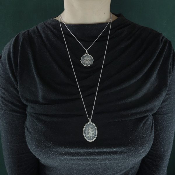 Pendentif rond à motifs de lys & pendentif ovale à motifs de lions dans l'esprit brocard ancien fait main en France | Res Mirum