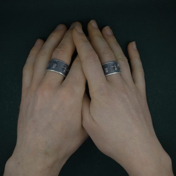 Anneaux bagues mixtes avec motifs de 5 insectes en argent massif façon cabinet de Curiosités portée sur mains | Res Mirum