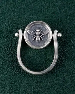 Bague ronde tournante avec abeille inspirée d'un bijou d'Egypte ancienne en argent massif made in France vue de face posée | Res Mirum