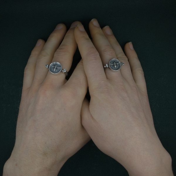 Bagues feminin/masculin abeille tournante façon Égypte ancienne en argent 925 faites en France portée sur mains | Res Mirum