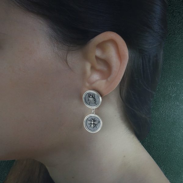 Petites boucles d'oreilles rondes criquet ou sauterelle, punaise arlequin et abeille dans leurs cadres ronds façon entomologie modèle Graphosoma & Apis porté | Res Mirum