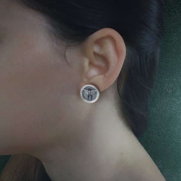 Petites boucles d'oreilles rondes criquet ou sauterelle, punaise arlequin et abeille dans leurs cadres ronds façon entomologie modèle Omocestus porté | Res Mirum