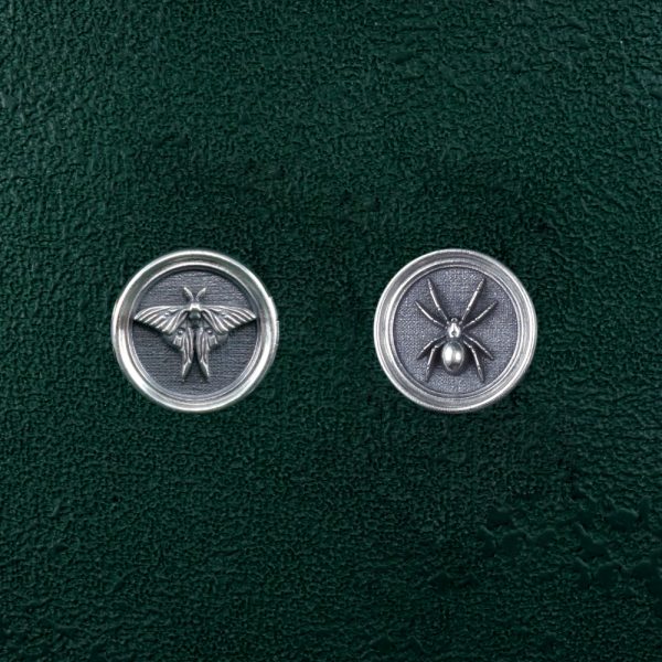 Petites boucles d'oreilles rondes criquet ou sauterelle, punaise arlequin et abeille dans leurs cadres ronds façon entomologie déclinaison avec papillon & araignée | Res Mirum