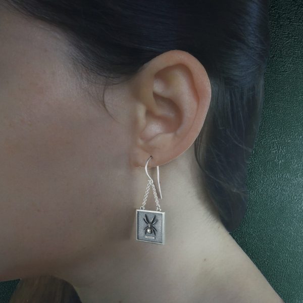 Boucles d'oreilles papillon & araignée dans leurs cadres carrés esprit Cabinet de Curiosités portées | Res Mirum