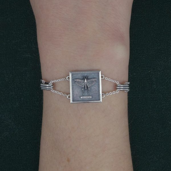 Bracelet à motifs de cadre carré avec un criquet ou sauterelle représenté en argent 925 made in France porté sur poignet | Res Mirum