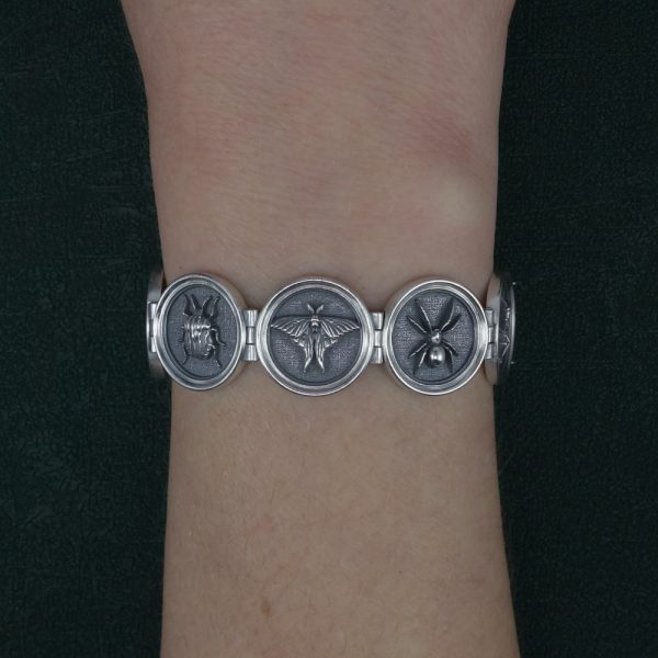 Bracelet papillon, araignée, sauterelle, punaise & abeille dans petits cadres ronds en argent massif fait main porté sur poignet | Res Mirum